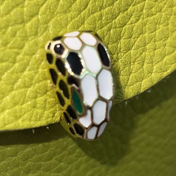 👜 Green CHIC Pebble Leather Designer Bag Snakehead Snap Closure. - Picture 6 of 15